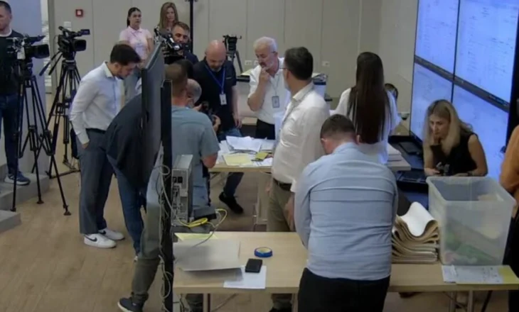 Hapen 4 kutitë e Vlorës! Mbi 2 mijë fletë votimi të papërdorura, KQZ: Gabim njerëzor, u shënua zero
