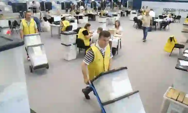 Hapen 85 kutitë e para në Tiranë! Ndryshojnë votat e Tabakut, Alimehmetit, Xhaçkës, Gjylametit