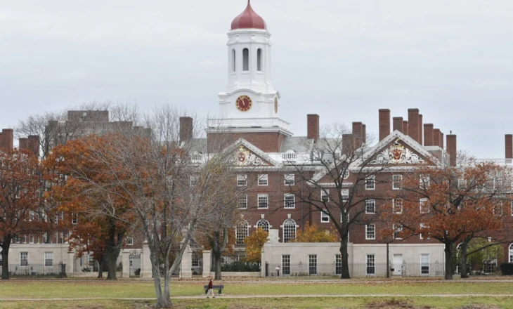 Harvard padit Trumpin për ndalimin e hyrjes së studentëve të huaj