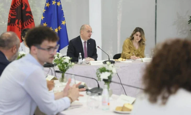 Hasani me shoqërinë civile: Shqipëria në një linjë me politikën e jashtme të BE-së