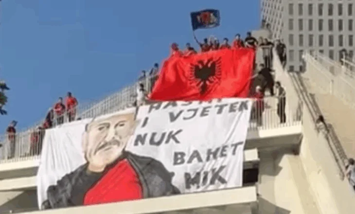 “Hasmi i vjetër nuk bëhet mik i ri”! Tifozët shqiptarë hapin banderol në Tiranë para Shqipëri-Serbi (VIDEO)