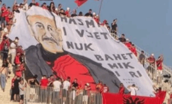 “Hasmi i vjetër nuk bëhet mik”, tifozët kuqezi mesazh të fortë para sfidës me Serbinë