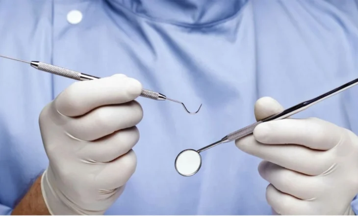 Hiqej si dentist dhe kryente procedurat dentare me informacion nga interneti, 22-vjeçari në Çeki rrezikon 8 vite burg për biznes të paligjshëm