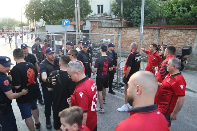 Hodhën gota kartoni në fushë, arrestohen dy tifozë pas ndeshjes me Serbinë. Në pranga dhe një punonjës sigurie