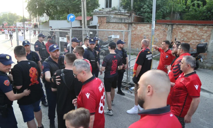 Hodhën sende në fushë, arrestohen dy tifozë pas ndeshjes! Në pranga dhe një punonjës sigurie