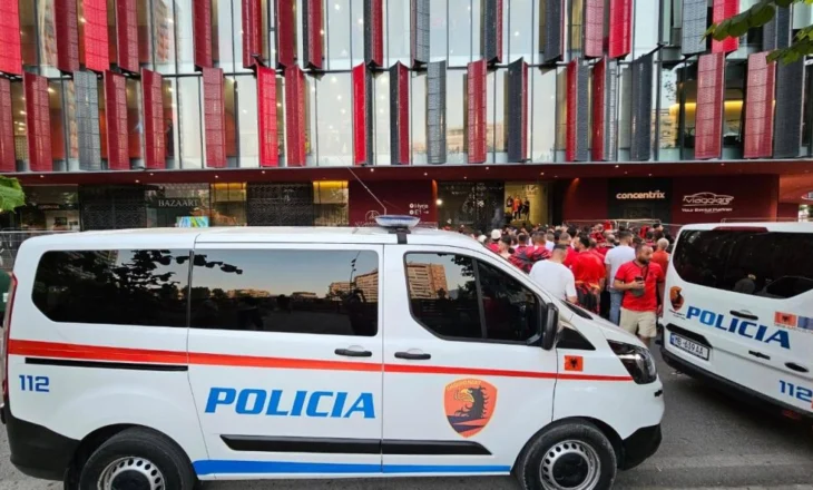 Hodhën sende të forta në fushë në ndeshjen Shqipëri-Serbi, arrestohen 2 shtetas, procedohen 10 të tjerë