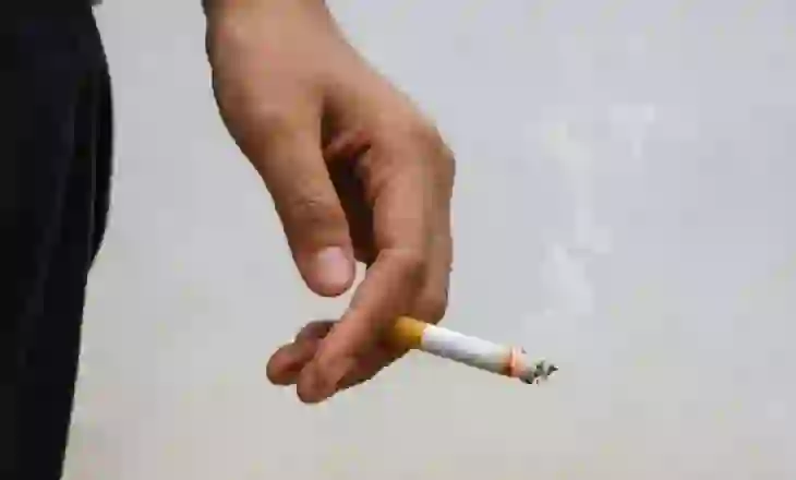 Holanda rriti taksat e cigareve për t’i bërë duhanpirësit të lënë duhanin, ata e blejnë jashtë vendit
