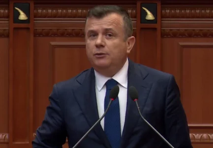 ‘Horrat e tu dhunuan kryetarin e PS në ’96-ën’, Balla-Berishës: Ngrije kokën! Metën e akuzoje për vrasje e vjedhje, tani e vure në listë 
