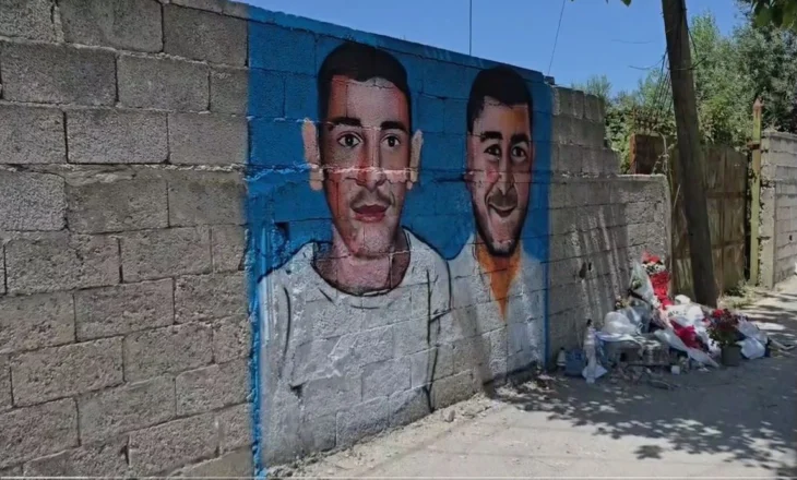 Humbën jetën në aksident në aksin Fier-Vlorë, miq dhe të afërmit realizojnë një murale në përkujtim të dy të rinjve