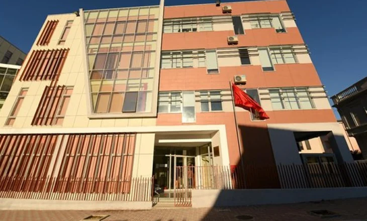 I dënuar për prostitucion në Itali, i konfiskohet apartamenti, biznesi, 12 makina dhe 1 motor (EMRI)