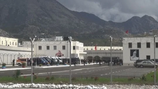I dënuari vetëvritet në burgun e Reçit pas dhunës së gardianëve – 6 efektivë merren të pandehur