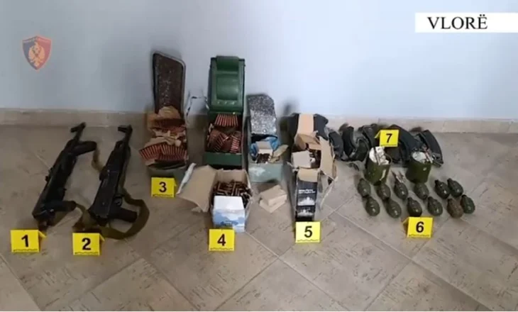 I kishte fshehur në murin e shtëpisë, zbulohet arsenal armësh në Vlorë, procedohet 67-vjeçari