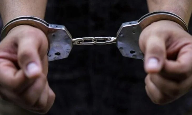 I mori me dhunë portofolin dhe celularin një personi, arrestohet 28-vjeçari në Durrës