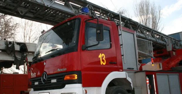 I moshuari harron sobën ndezur, përfshihet nga flakët banesa në Vlorë