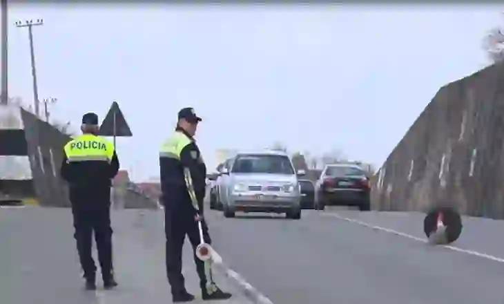 I riu nuk i ndaloi postbllokut në Lezhë, Policia qëllon me armë drejt automjetit të tij