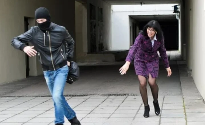 I zhvatën varësen kalimtares në Tiranë, arrestohen dy grabitësit dhe argjendari