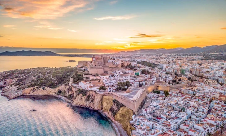 Ibiza vendos kufizime të rrepta për automjetet e turistëve këtë verë