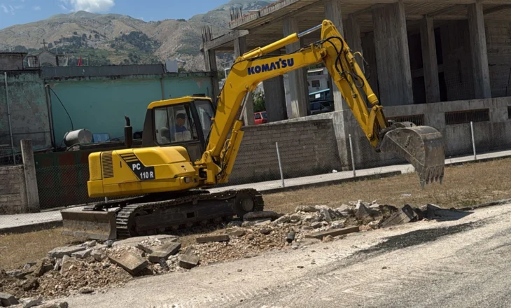 Investimet në infrastrukturë/ FSHF nis punimet për fushën e re në Gjirokastër