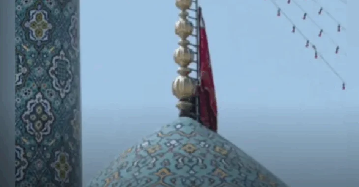 Irani ngre flamurin e kuq në xhaminë kryesore, mesazhi që jep