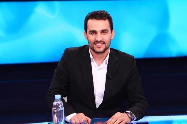 Ironia e Adriatik Lapajt me Sorosin: Po distancohem nga ty meqë nuk më ftove në dasëm
