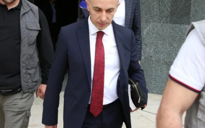 Ish-prokurori Arjan Ndoja paraqitet në SPAK, tregon me detaje ditën e atentatit: Na qëlluan me dy armë, të shtënat zgjatën 10 sekonda