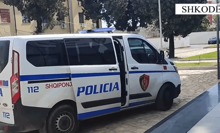 Iu gjetën 2 kallashnikovë në automjet, arrestohet 19-vjeçari që ishte në kërkim nga GJKKO