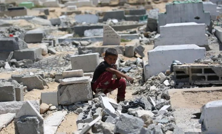 Izraeli pezullon ndihmat në Gaza, ushtria vijon sulmet duke vrarë të paktën 16 palestinezë