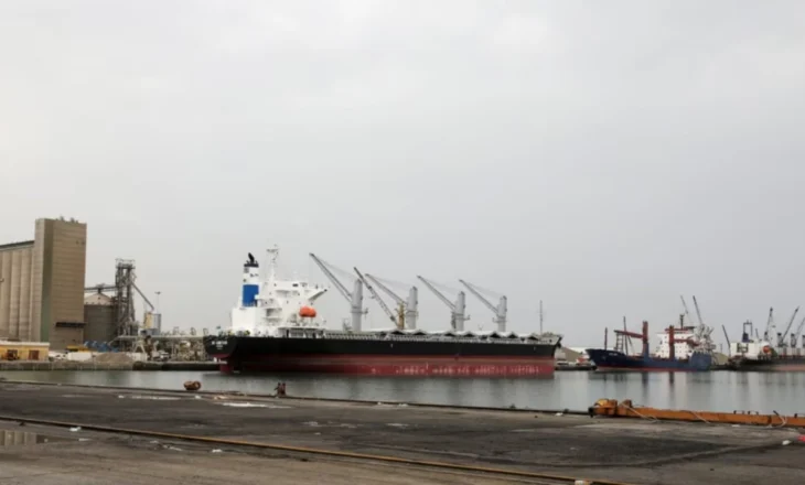 Izraeli sulmon portin Hodeidah në Jemen, kërcënon me bllokadë detare dhe ajrore