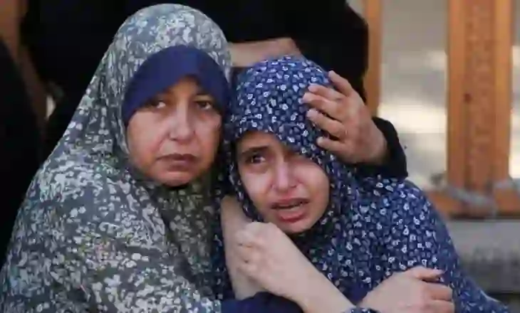 Izraeli vret 27 palestinezë, civilët u goidtën nga sulmi ajror në qendrën e ndarjes se ndihmave