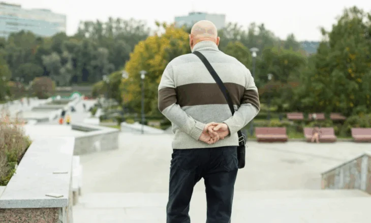 Ja çfarë tregon ecja me duart prapa për gjendjen psikologjike të një personi