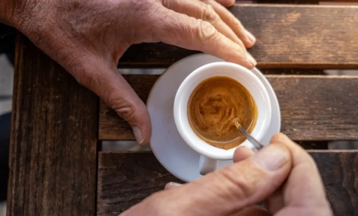 Ja pse nuk është ide e mirë të pini kafe me stomak bosh