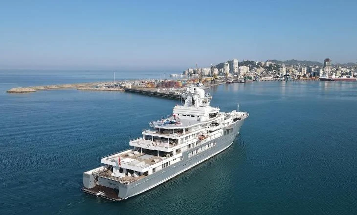 Jahti gjigand i miliarderit izraelit ankorohet në Portin e Durrësit, pritet të furnizohet me naftë