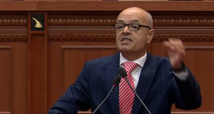 “Je kampioni i vjedhjes dhe grushtit të shtetit”/Deputeti, ‘nuk kursen’ Kreun e PD-së: Sali ti je i fundit në…