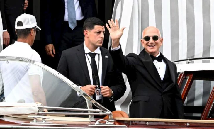 Jeff Bezos në dasmën e shekullit, por një “gabim i vogël” nuk i shpëtoi syrit të stilistëve