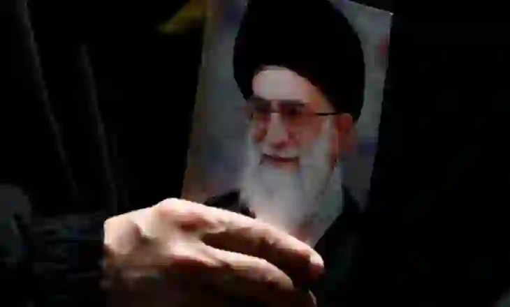 ‘Ka frikë se mund të vritet’! Khamenei emëron tre pasardhës, djali i tij nuk është mes tyre