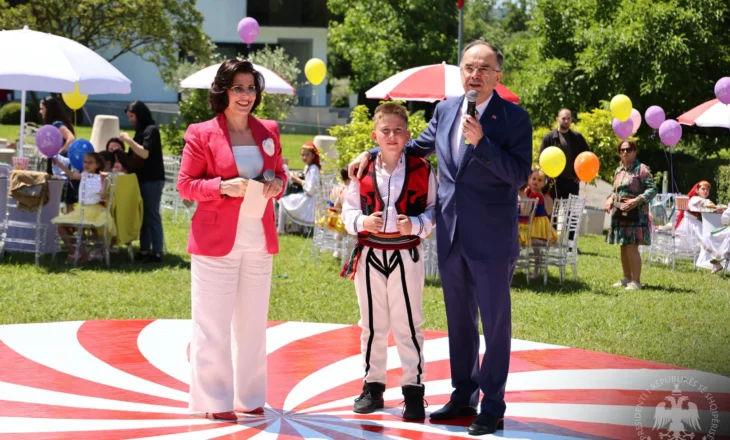 “Kam në zemër shqiptarinë”, Presidenti Begaj dhe Zonja e Parë festojnë 1 Qershorin me fëmijë nga të gjitha trevat shqiptare