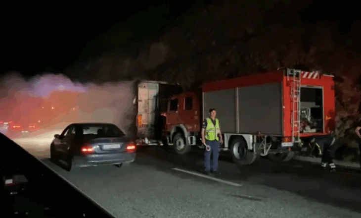 Kamioni përfshihet nga flakët në ‘Rrugën e Kombit’, shpëton mrekullisht shoferi