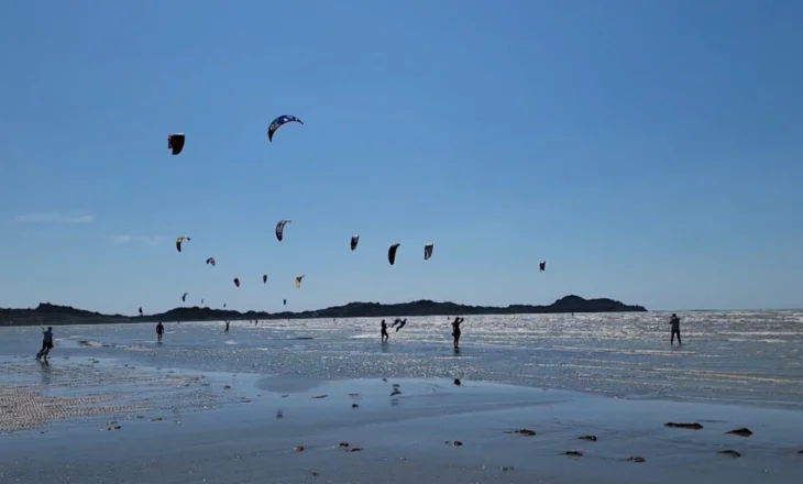 Kampionati i Parë Kombëtar i Kitesurf-it/ Spektakël mbi dallgë në Durrës