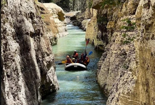 Kanionet e Skraparit: Destinacion i mahnitshëm për rafting e turizëm në Shqipëri