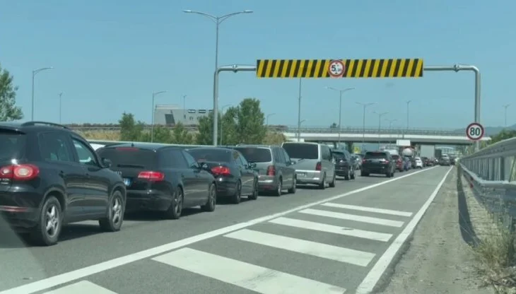 Kaos në Fushë-Milot, radhë ta gjata kilometrike automjetesh drejt bregdetit të Shëngjinit