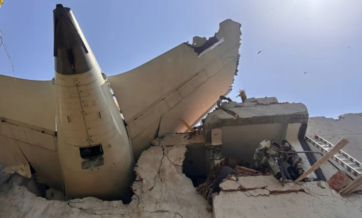 Kaos në Indi pas rrëzimit të avionit/ Ra mbi një qendër mjekësh, dha “alarmin” menjëherë pas ngritjes