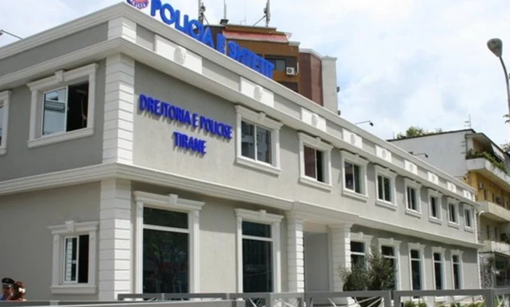 Kapet “grupi” i skifterave!  Dy të rinjtë u shkulnin grave varëset e floririt nga qafa, pronari i dyqanit ua blinte