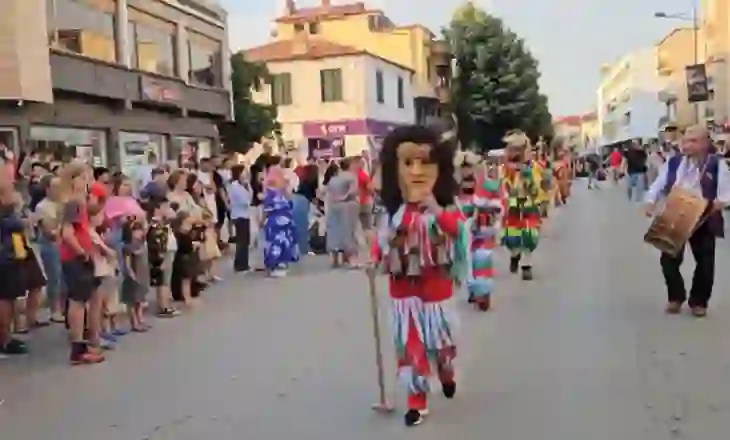 Karnavalet “ndezin” Korçën
