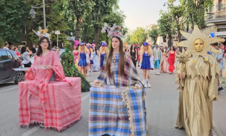 Karnevalet e Korçës! Grupe nga Shqipëria dhe Ballkani dhanë spektakël në rrugët e qytetit