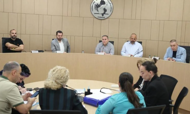 KAS hap kutitë në Gramsh dhe Peqin, javën tjetër nis rinumërimi i votave për Qarkun e Tiranës, deputetët e rinj në…