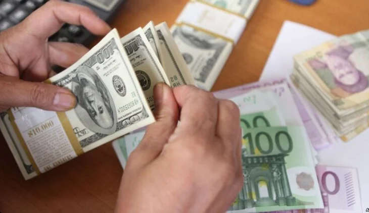 Këmbimi valutor 27 qershor/ Me sa blihen e shiten dollari dhe euro, çfarë ndodh me monedhat e tjera