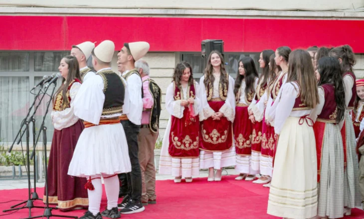 Kënga polifonike dhe vallet tradicionale nën interpretimin e nxënësve në Gjirokastër