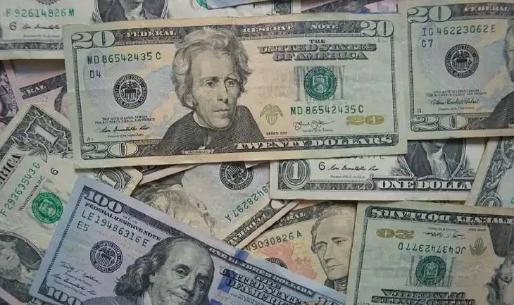 Kërcënimet tregtare të Trump e çojnë dollarin në nivelin më të ulët në tre vjet