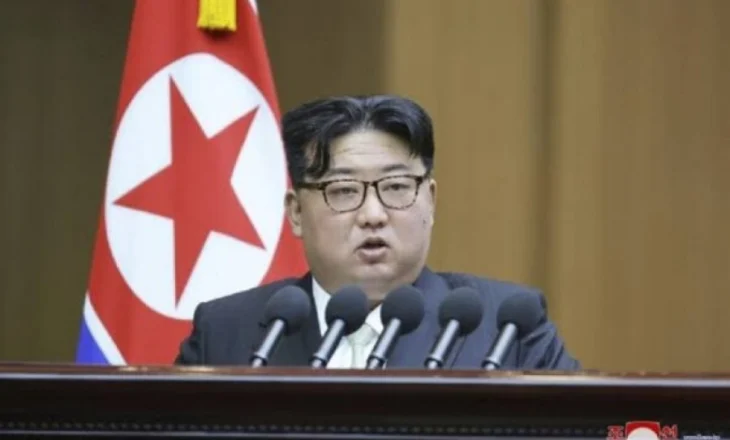 Kim Jong-un bën thirrje për zgjerimin e prodhimit të predhave të reja të artilerisë