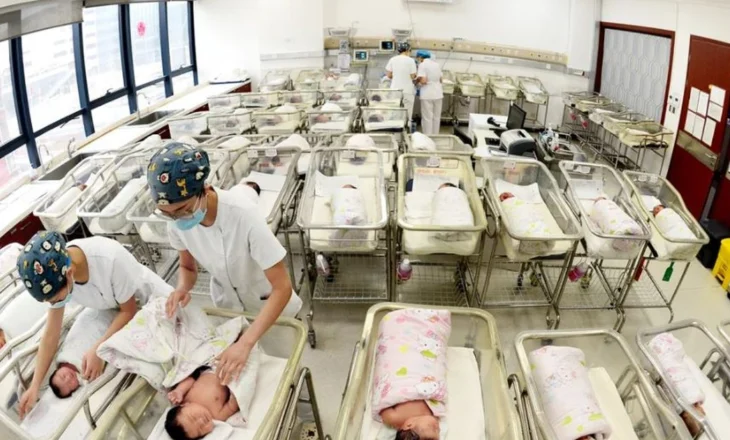Kina do t’i detyrojë të gjitha spitalet të ofrojnë epiduralen për të nxitur lindjen e fëmijëve